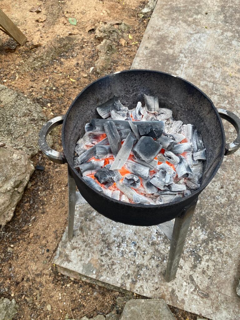 Brasas intensas de carbón vegetal de marabú NaturBraza