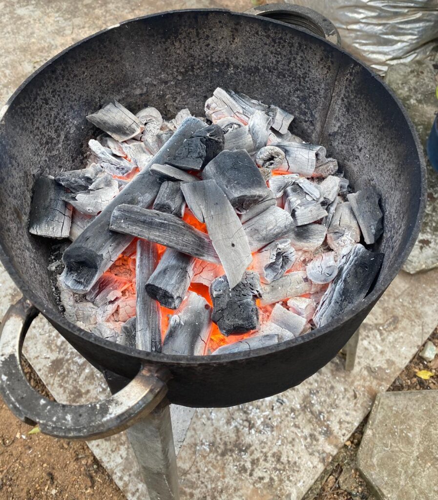 Carbón vegetal de marabú NaturBraza encendido en brasero